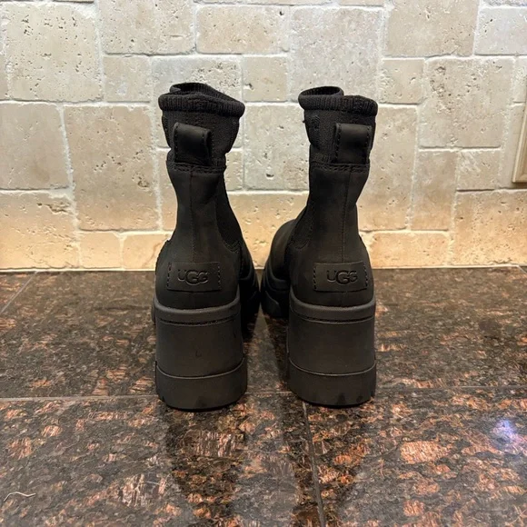 NWT Ugg Brooklyn Chelsea Boots Black Suede heel label with embossed UGG® logo. - Picture 5 of 8